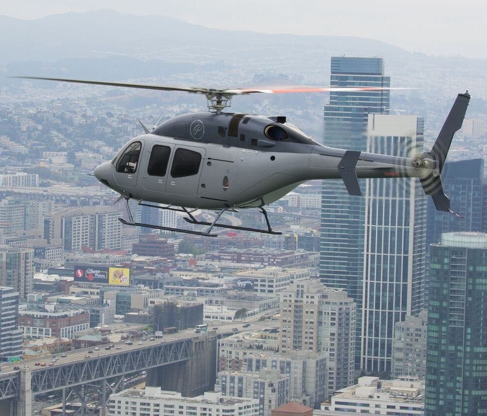 2名男子离开Bell 525