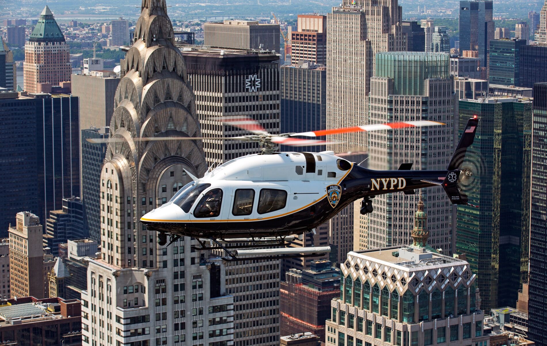 内布拉斯加州Bell 505巡逻机飞过田野上空