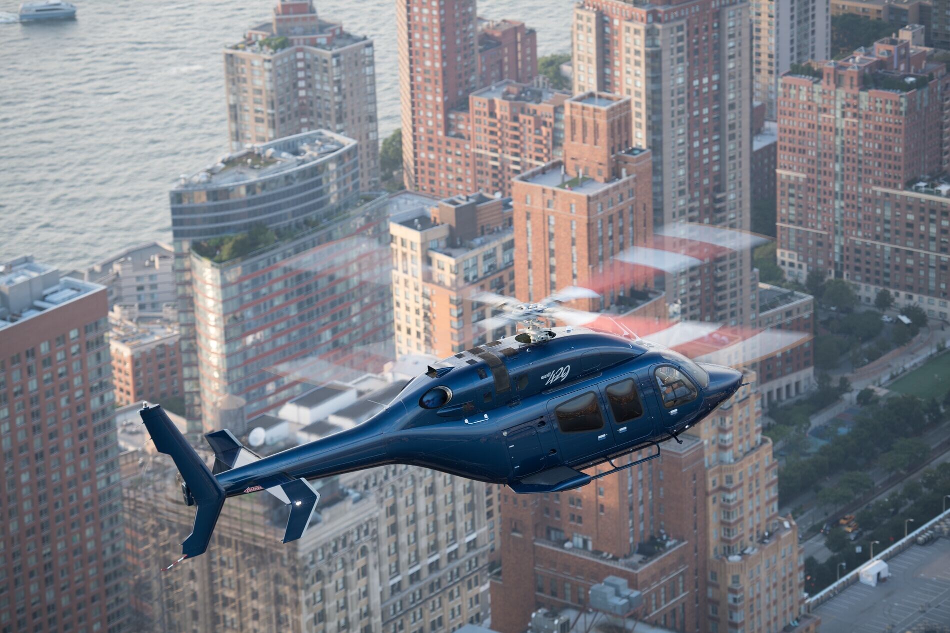 Bell 429在城市上空