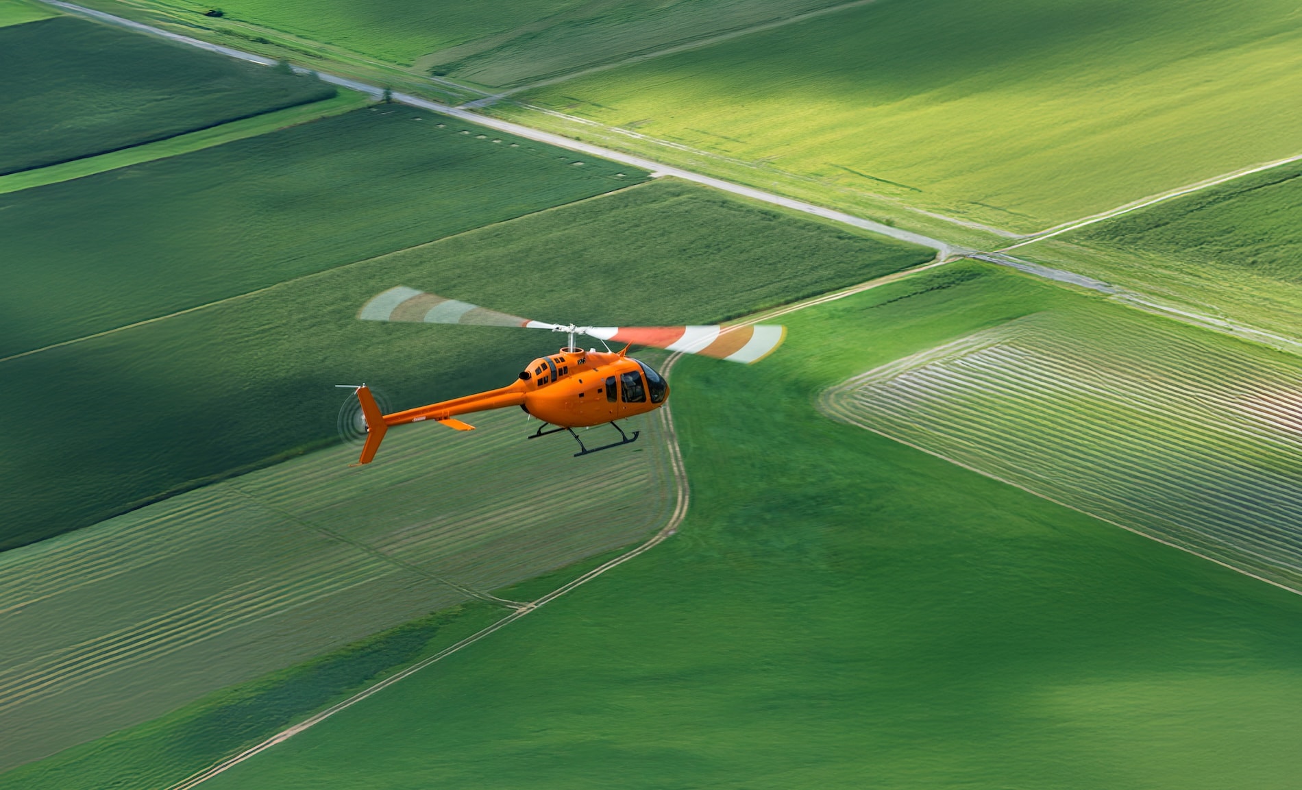 新一代飞行学校 Bell 505飞越绿地