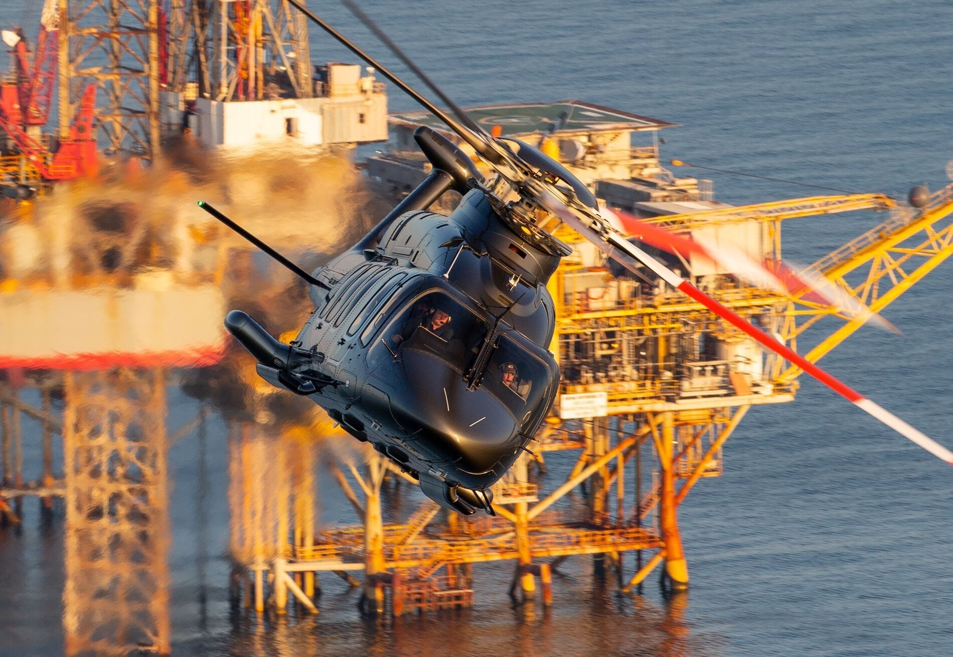 Bell 525飞越石油钻井平台