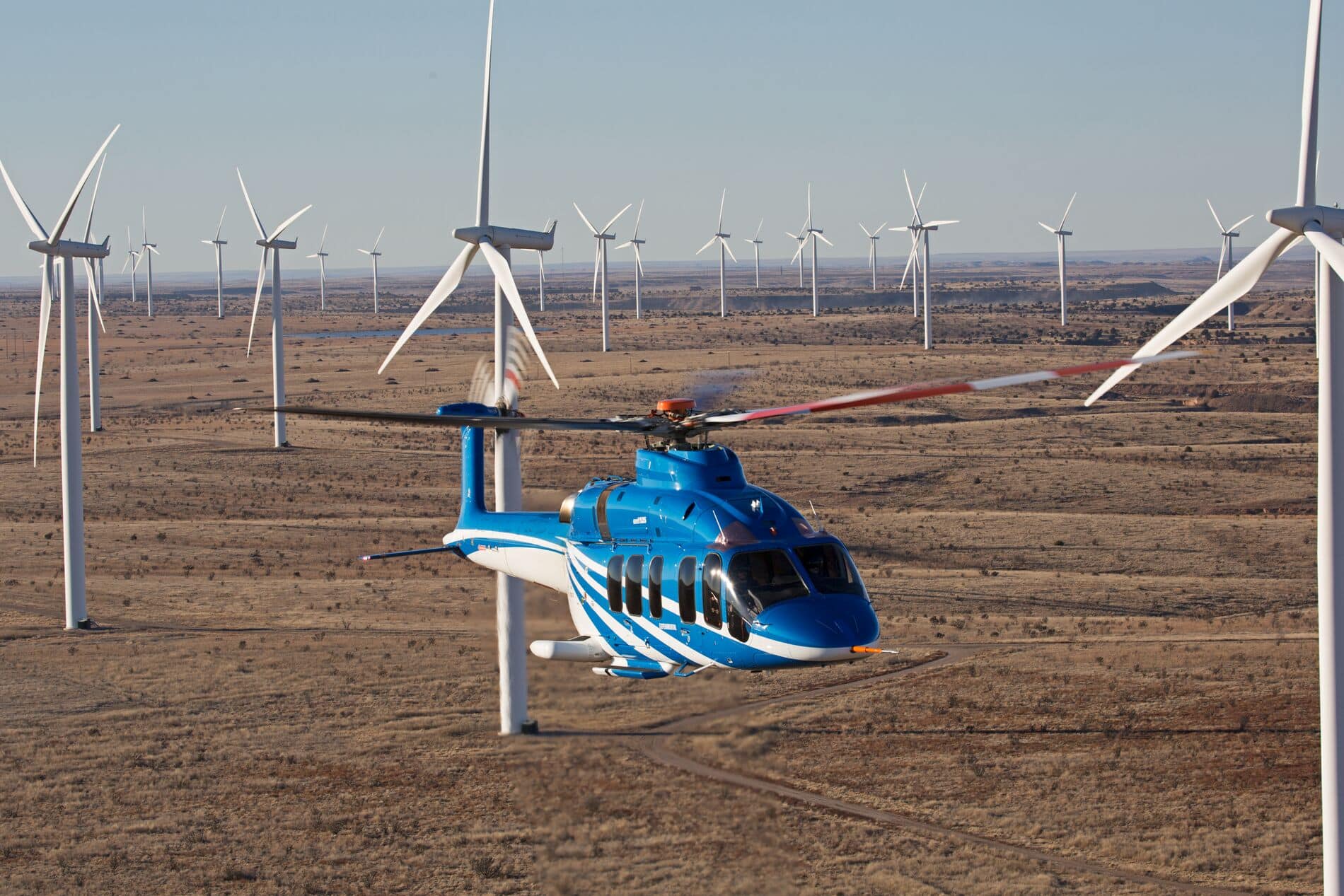 Bell 525飞过沙漠中的风力发电场