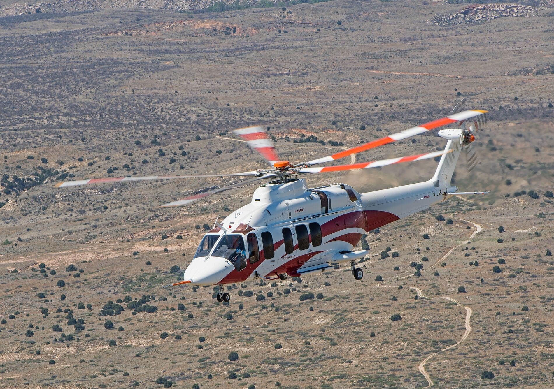 白色Bell 525飞越沙漠