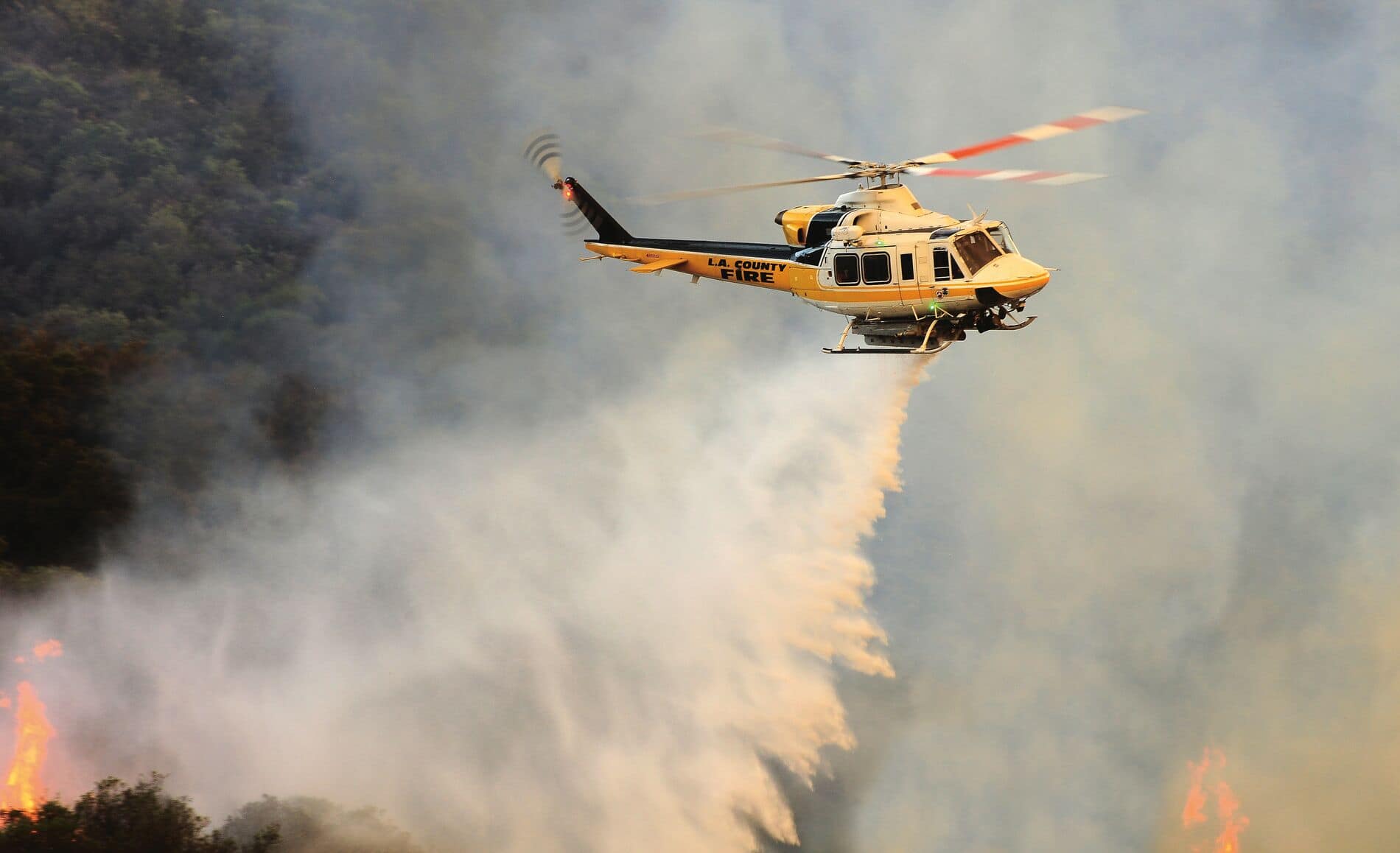 洛杉矶县消防局的Bell 412向火场泼水