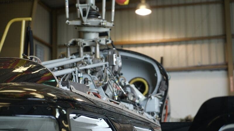 维修机库中的贝尔飞机